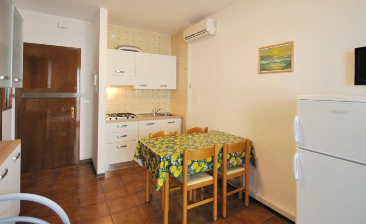 Condominio Tiziano B Bibione Exteriör bild