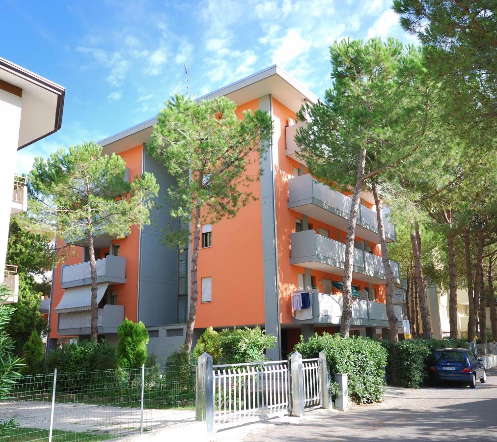 Condominio Tiziano B Bibione Exteriör bild